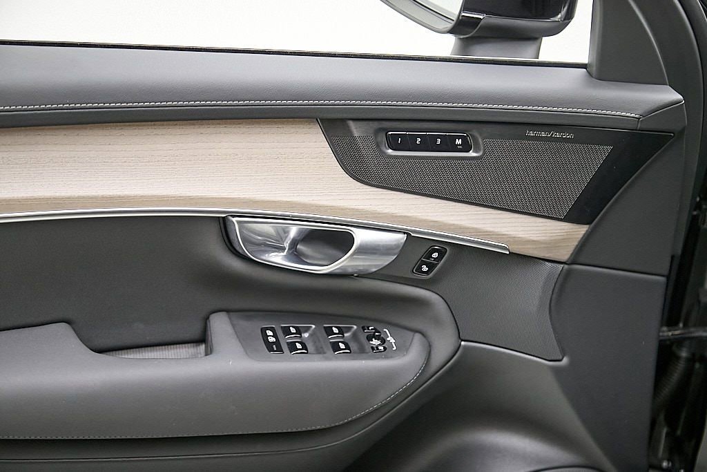 New 2026 Volvo XC90 B6 Plus w/ Protection Package Premier image 11