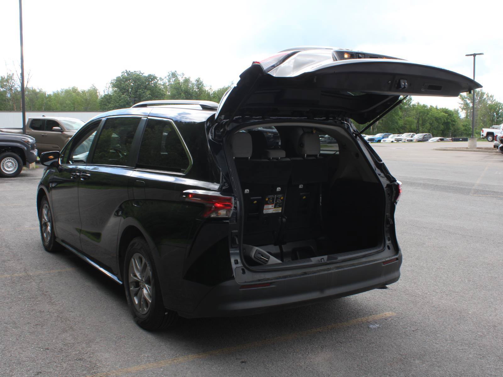 Used 2022 Toyota Sienna LE AWD/4WD image 7