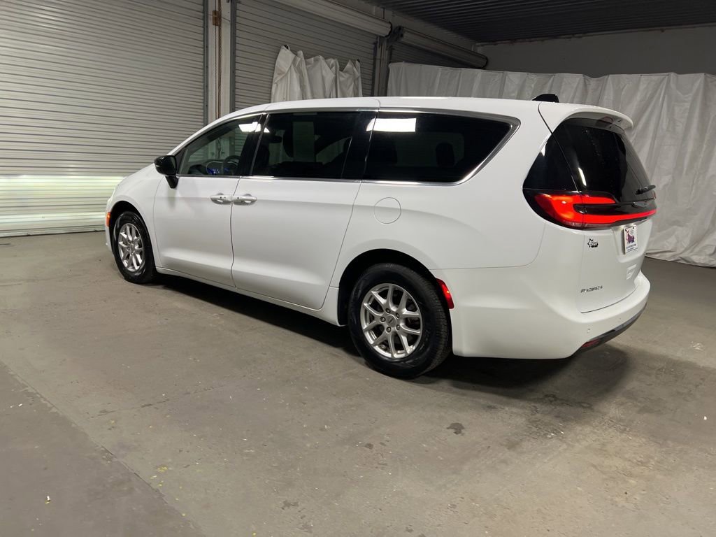Used 2025 Chrysler Pacifica Select image 5