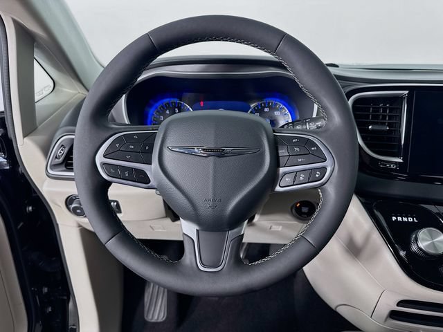 Used 2024 Chrysler Pacifica Touring-L FWD image 12