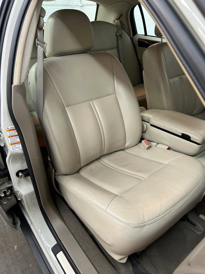 Used 2004 Lincoln Town Car Ultimate RWD image 29
