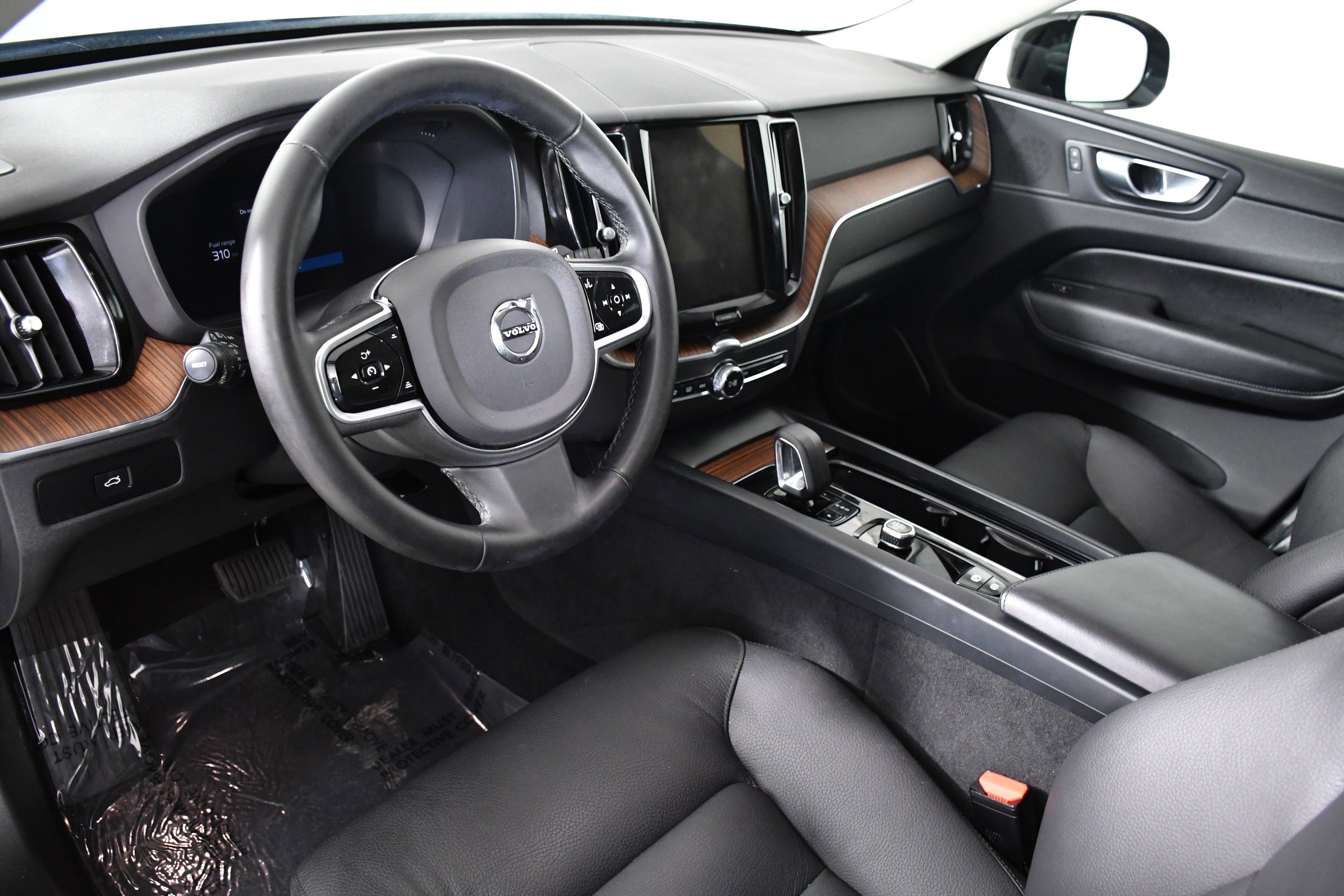 Used 2024 Volvo XC60 B5 Plus image 21