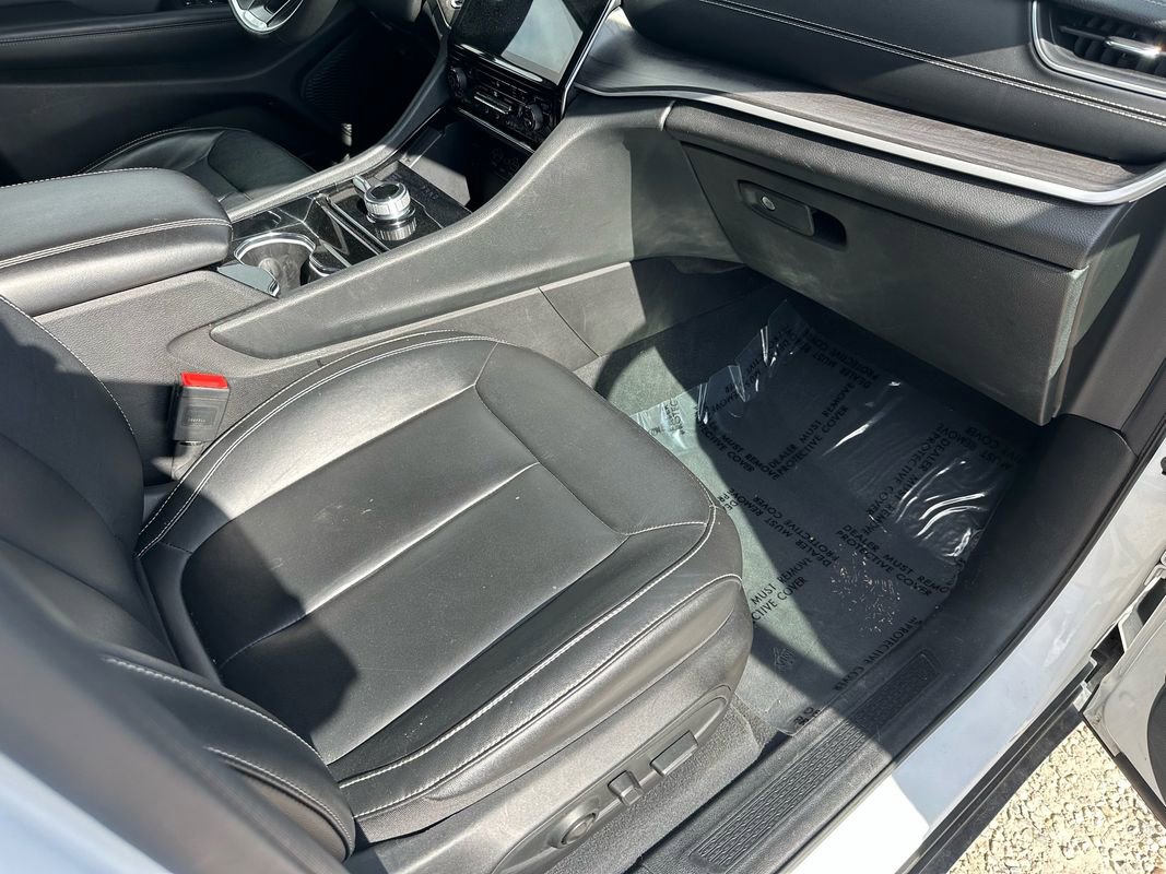 Used 2023 Jeep Grand Cherokee Limited w/ Black Appearance Package image 17