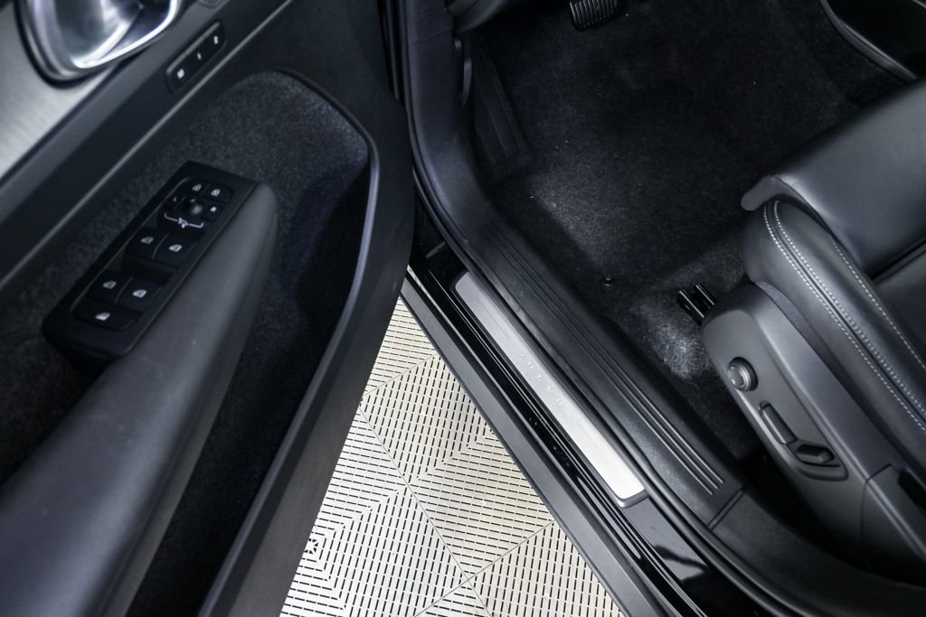 Certified 2025 Volvo XC40 B5 Plus image 9