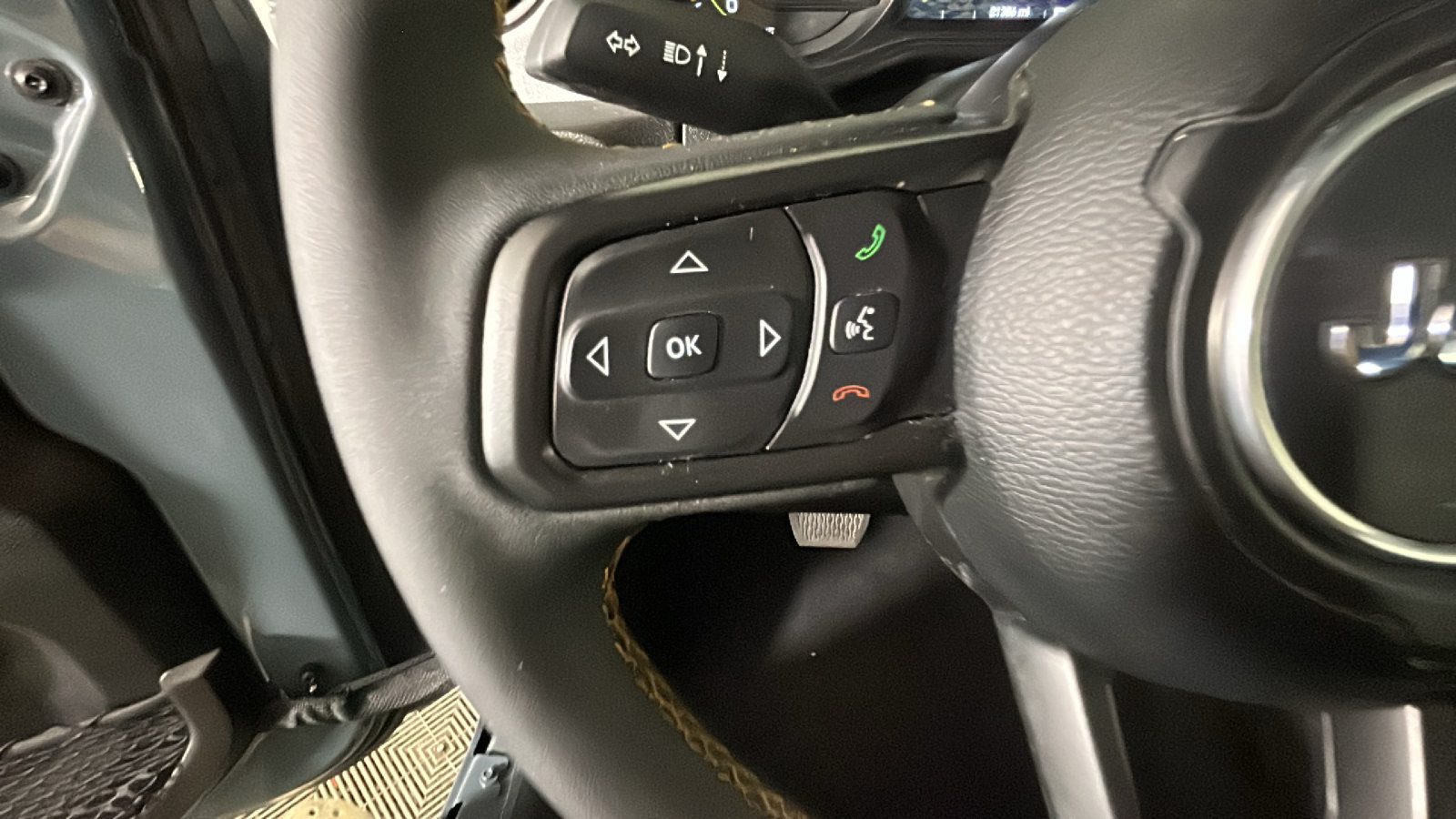 Used 2024 Jeep Wrangler Unlimited w/ Convenience Group AWD/4WD image 18