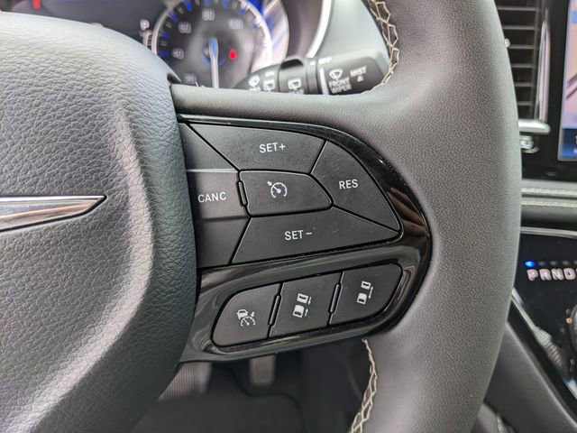 Used 2025 Chrysler Pacifica Limited image 36