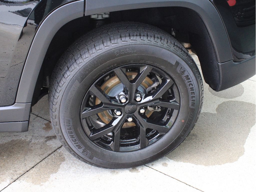 Used 2026 Jeep Grand Cherokee Altitude AWD/4WD image 39