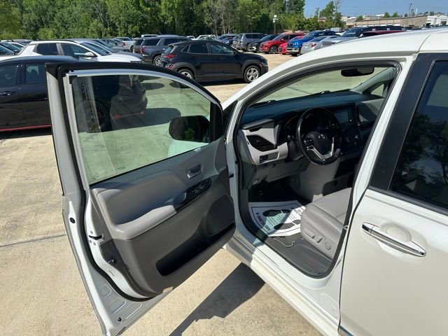 Used 2019 Toyota Sienna XLE w/ XLE Navigation Package FWD image 12