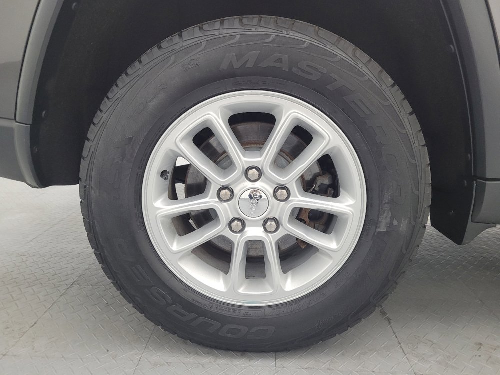 Used 2018 Jeep Grand Cherokee Laredo AWD/4WD image 31