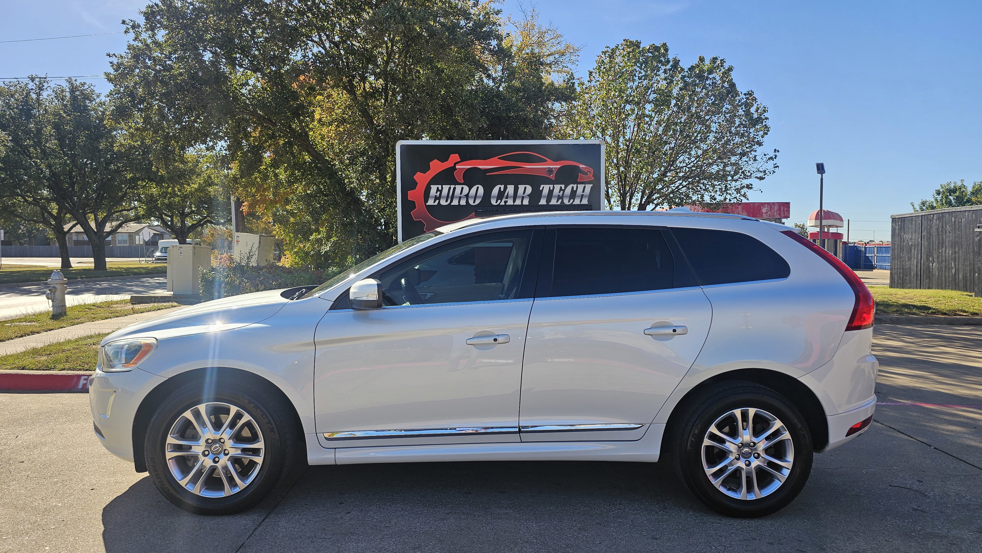 Used 2015 Volvo XC60 T5 Platinum image 2