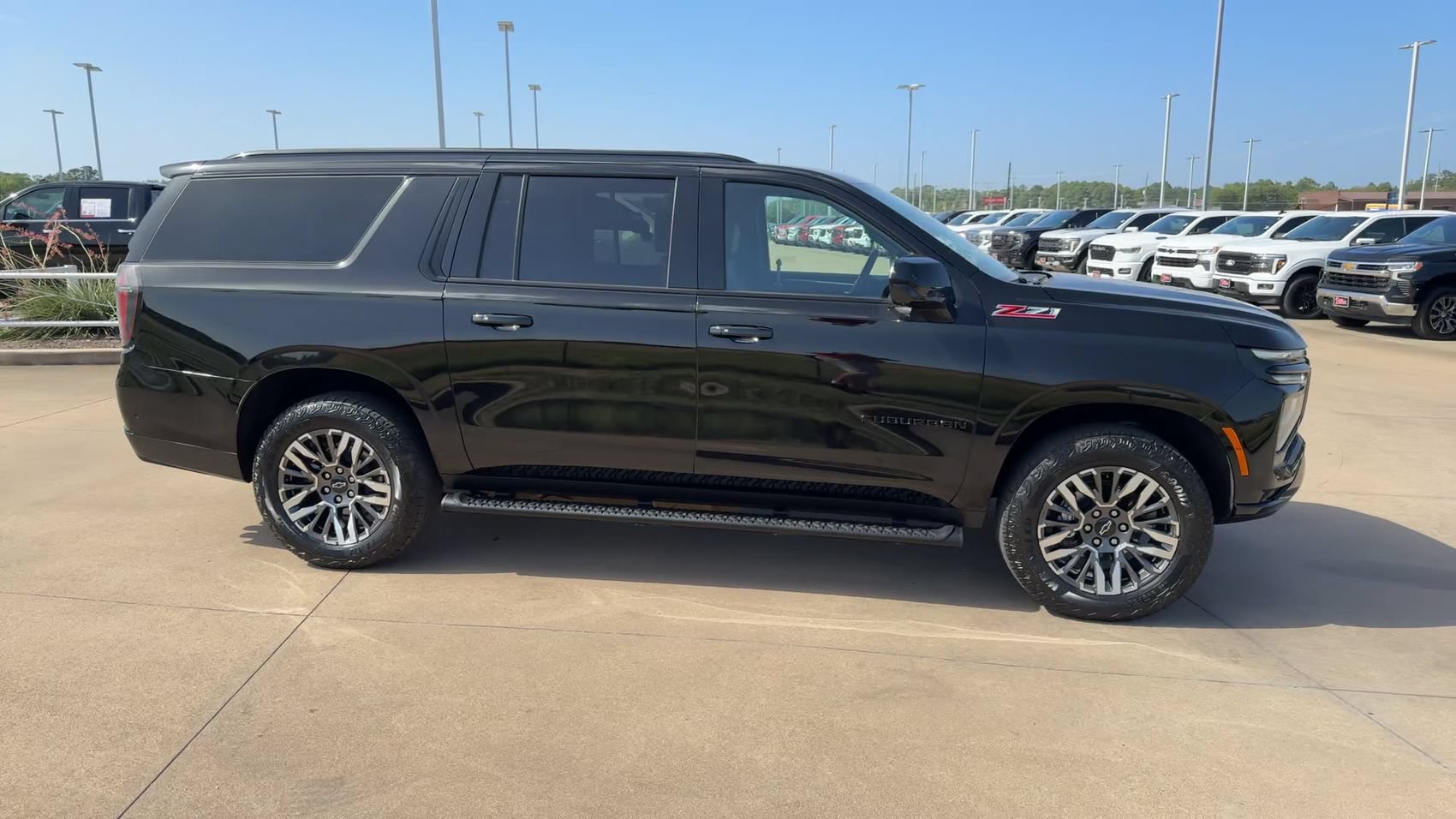 Used 2025 Chevrolet Suburban Z71 AWD/4WD image 2