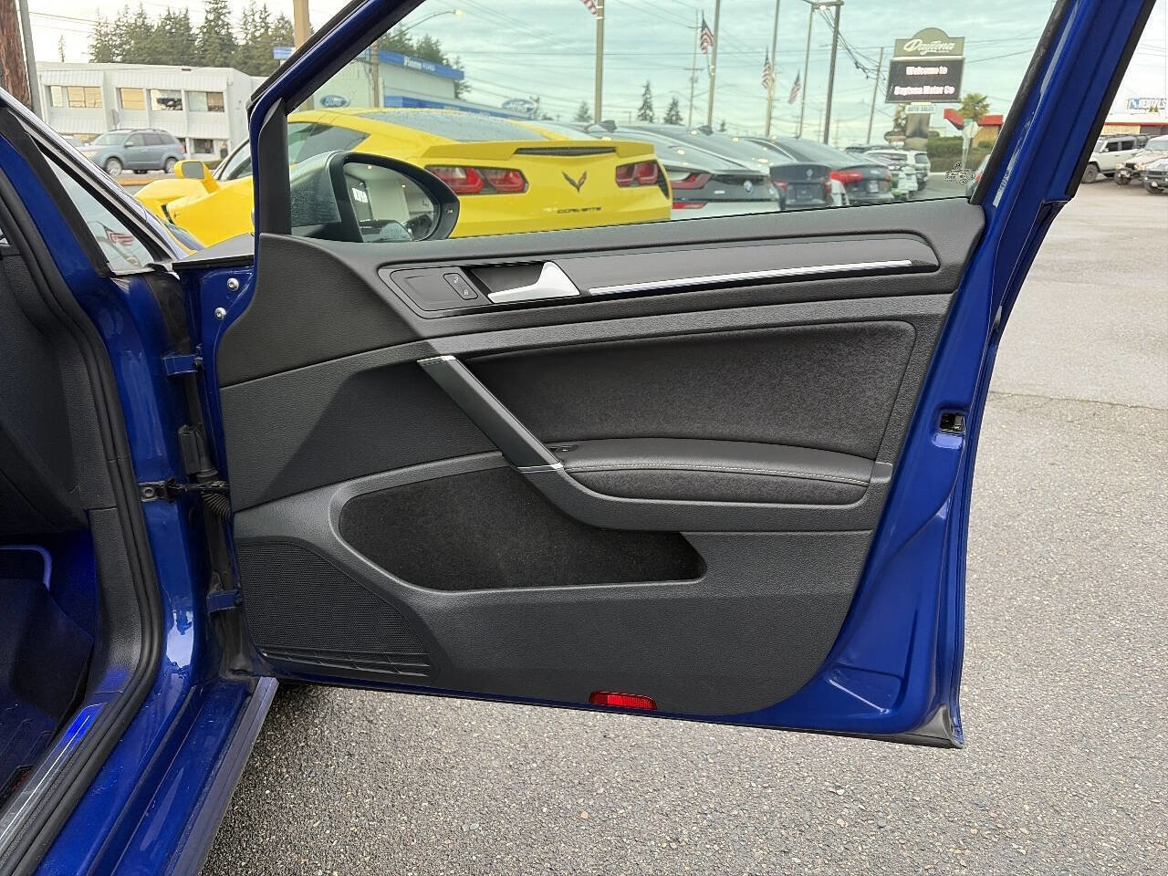 Used 2017 Volkswagen Golf R 4-Door image 22