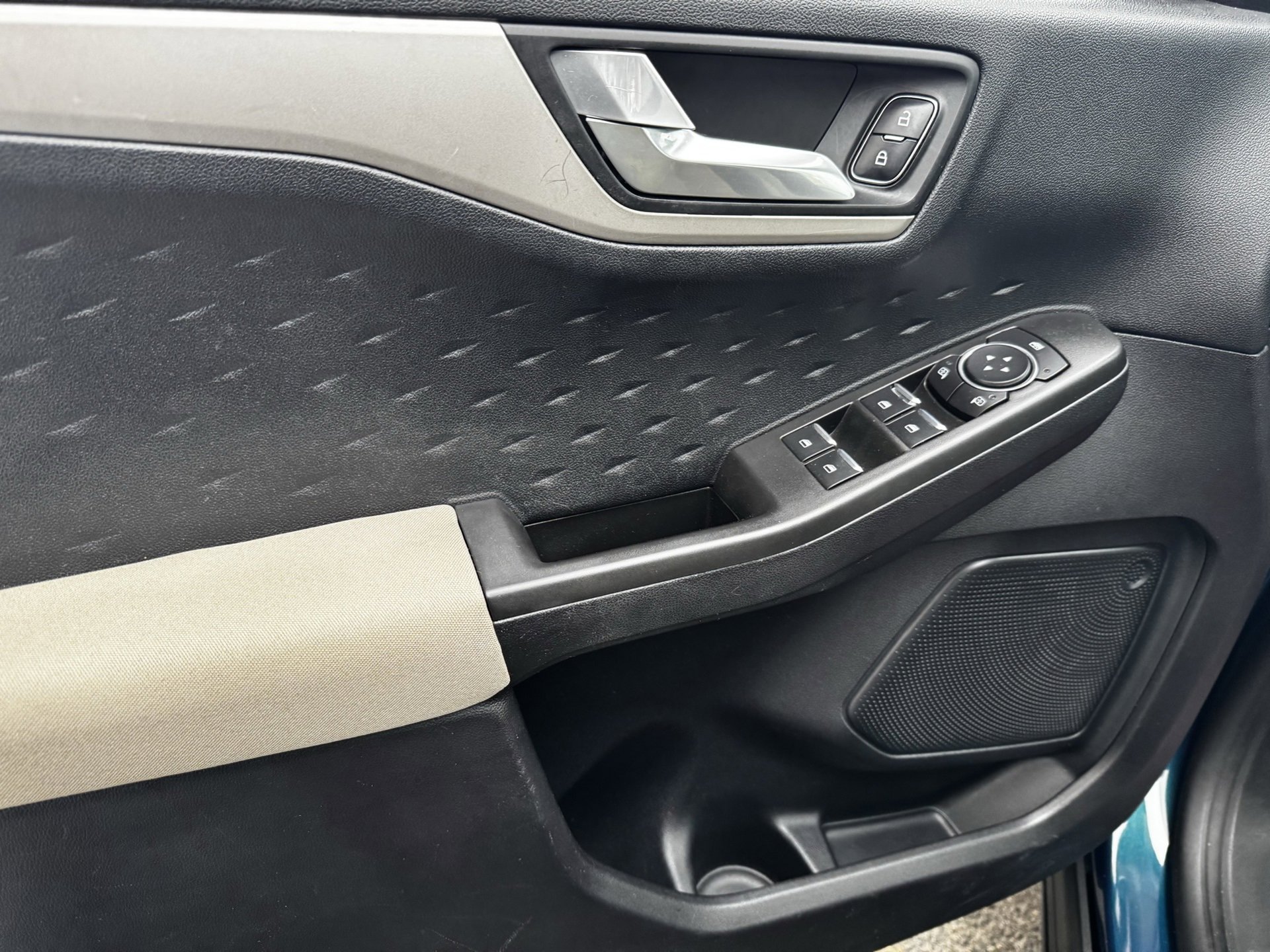 Used 2020 Ford Escape SE image 18