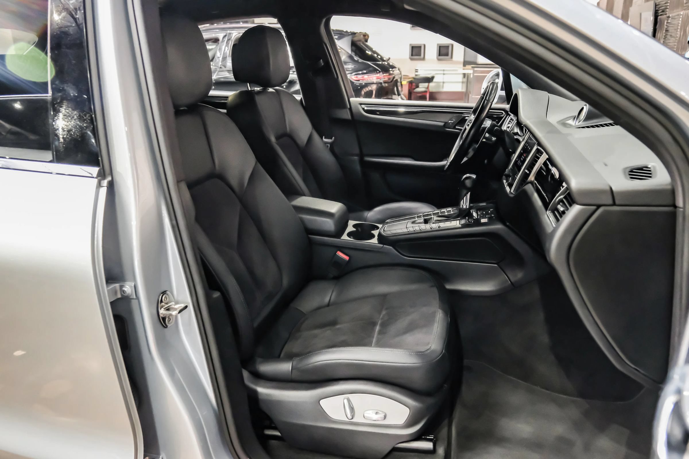 Used 2017 Porsche Macan S AWD/4WD image 34