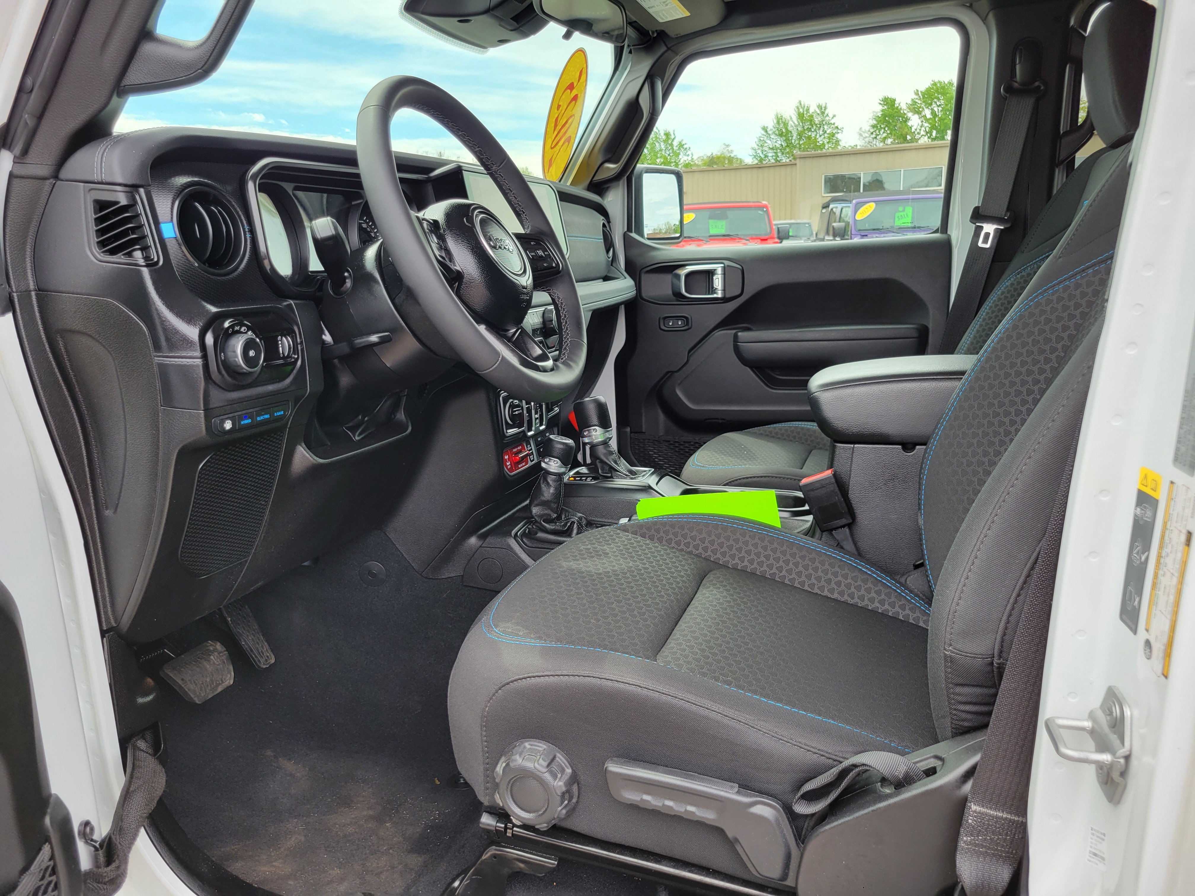 Used 2025 Jeep Wrangler Unlimited Rubicon 4xe w/ Convenience Group AWD/4WD image 7