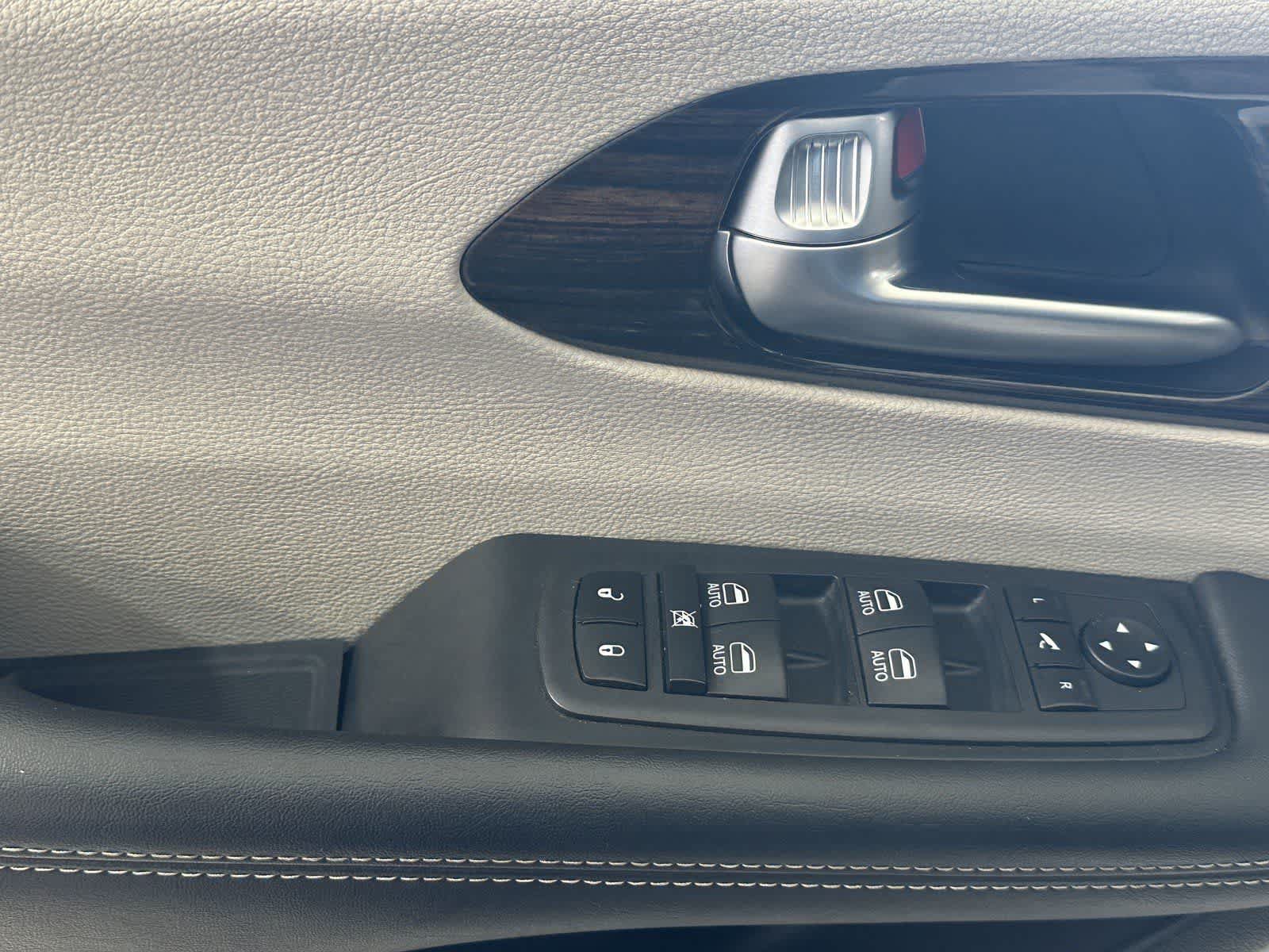 Used 2023 Chrysler Pacifica Limited FWD image 13