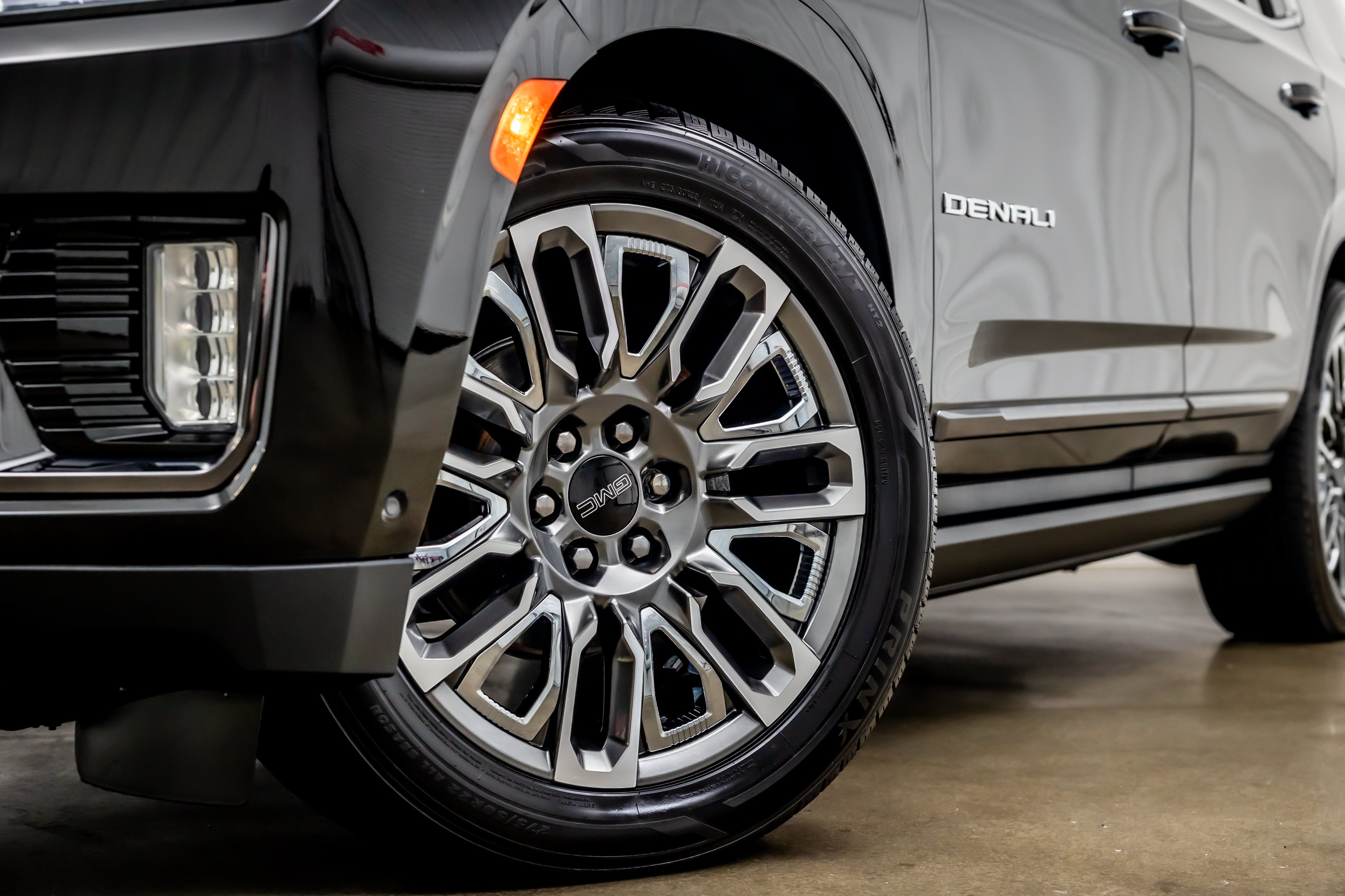 Used 2024 GMC Yukon Denali Ultimate AWD/4WD image 23