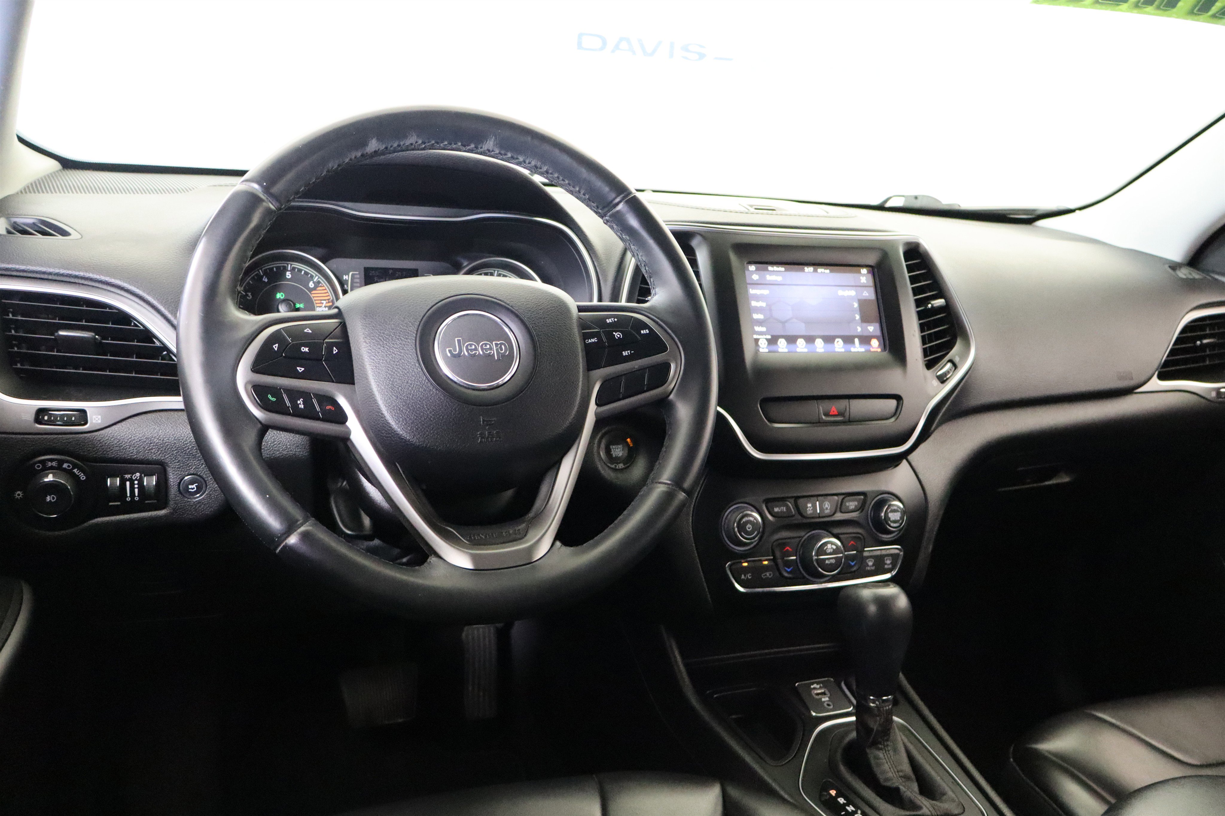 Used 2019 Jeep Cherokee Latitude Plus w/ Comfort/Convenience Group image 17