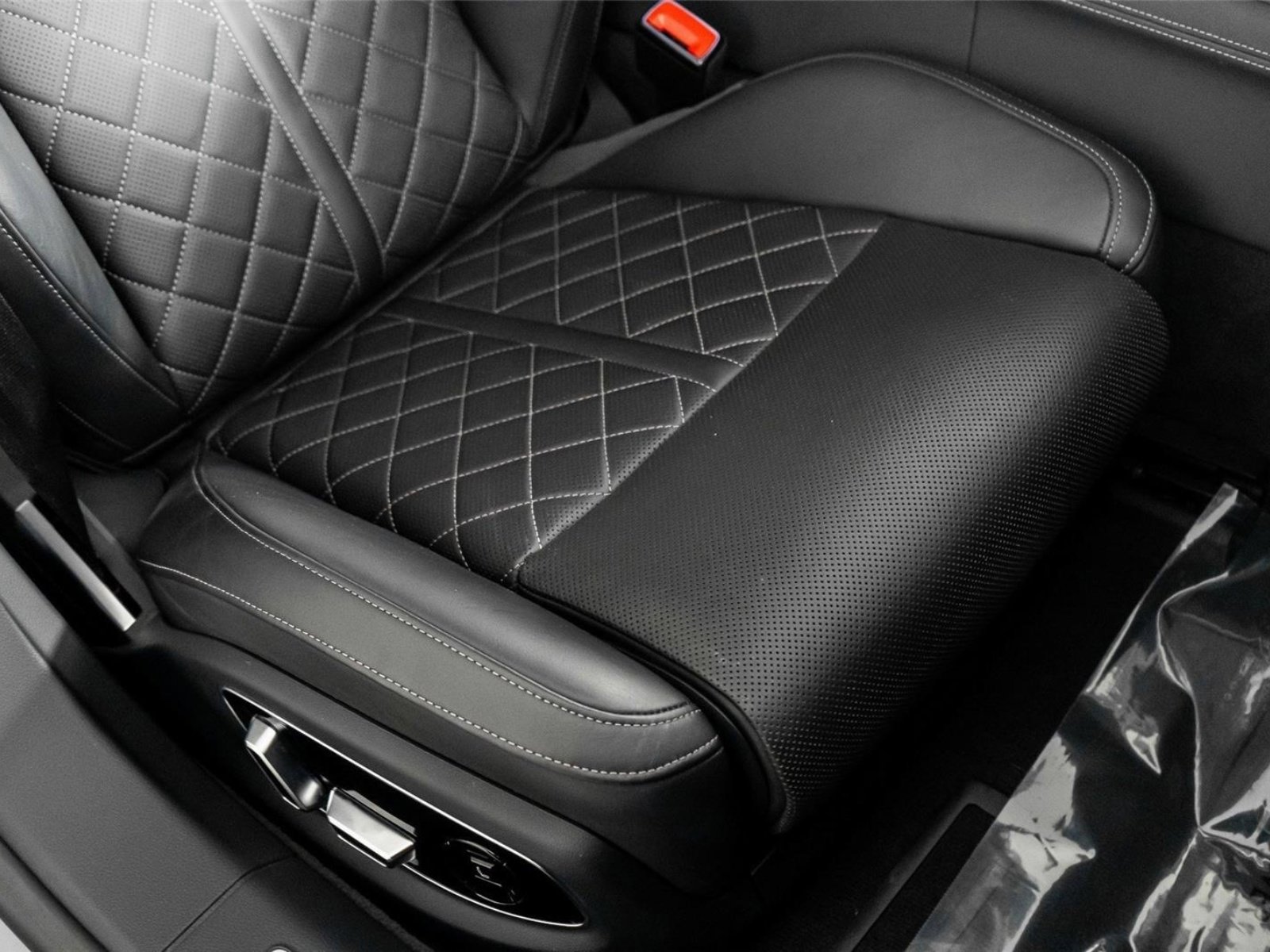 Used 2022 Audi S8 w/ S8 Executive Package image 30