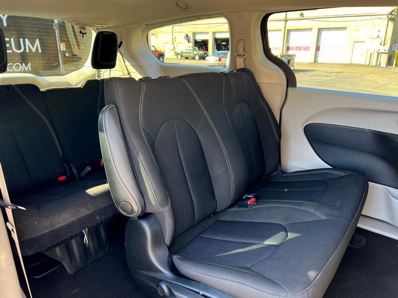Used 2020 Chrysler Voyager L image 24
