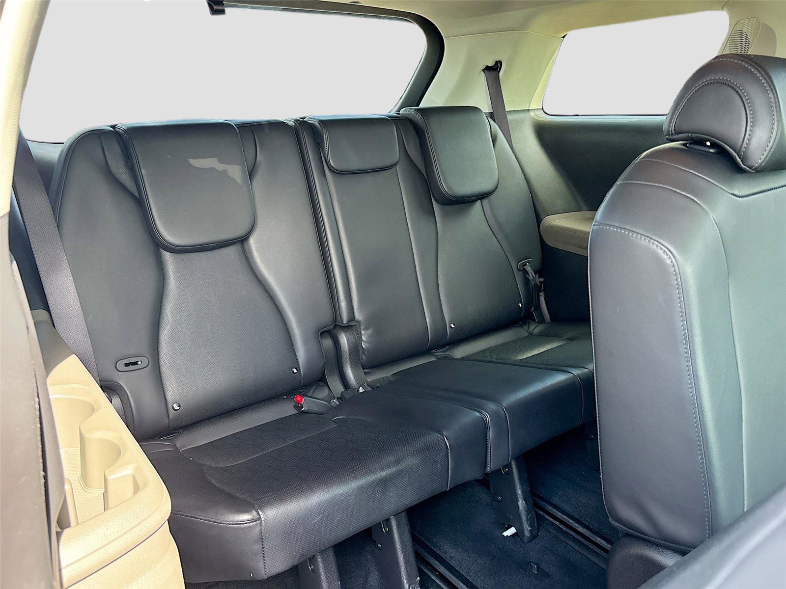 Used 2025 Kia Carnival FWD image 27