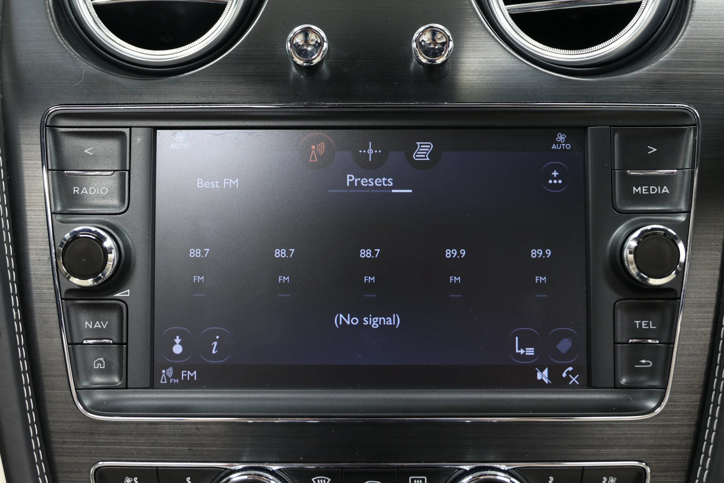 Used 2017 Bentley Bentayga AWD/4WD image 32