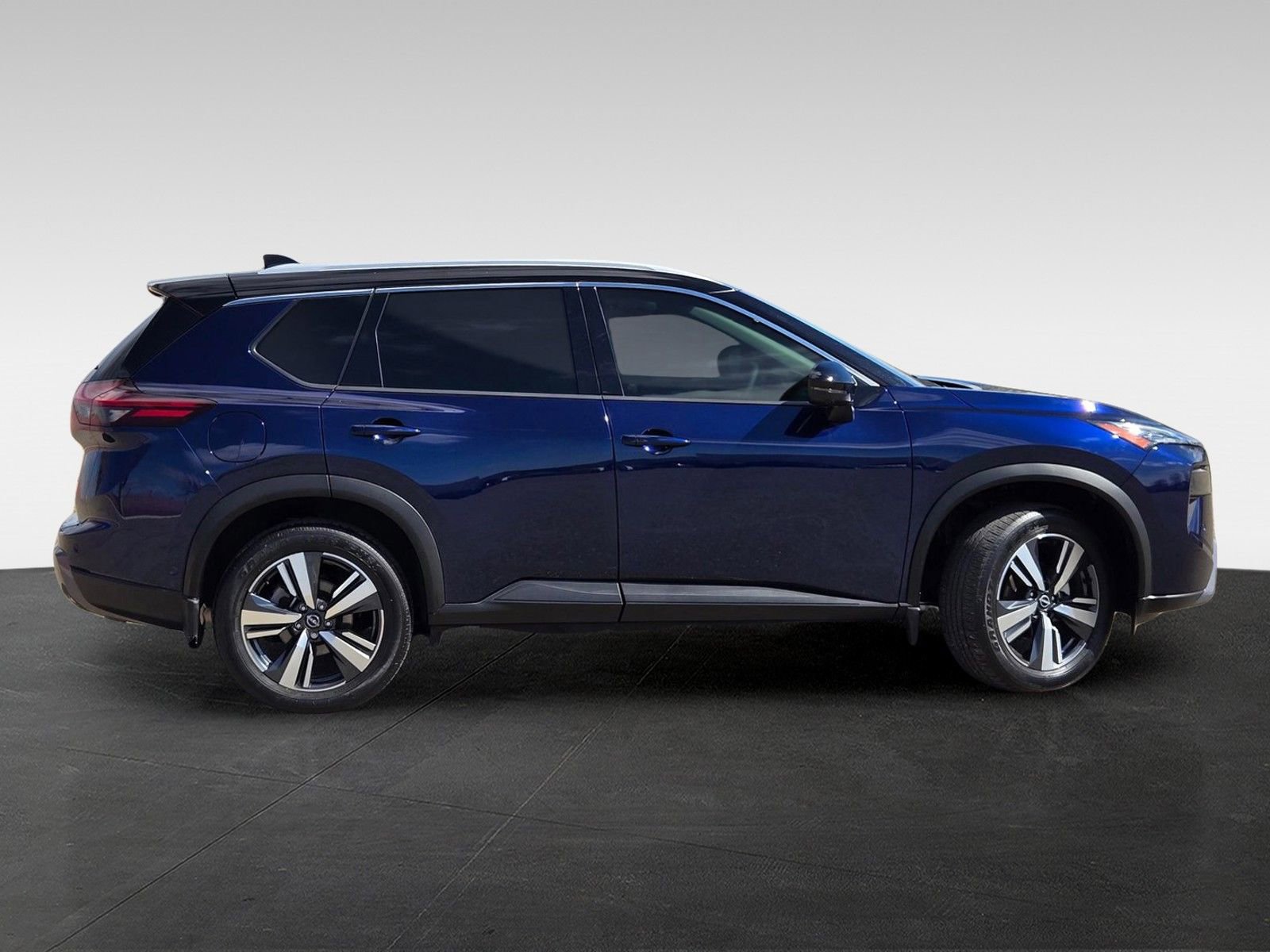 Used 2025 Nissan Rogue SL image 3