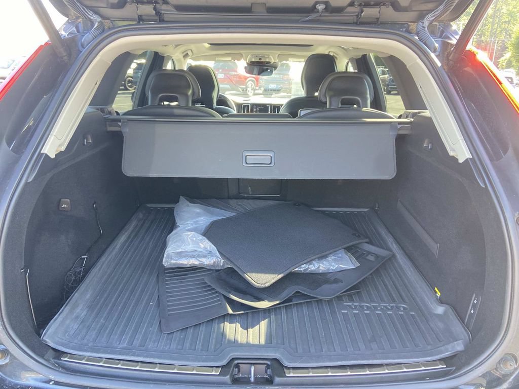 Used 2019 Volvo XC60 T6 Momentum w/ Premium Package AWD/4WD image 11