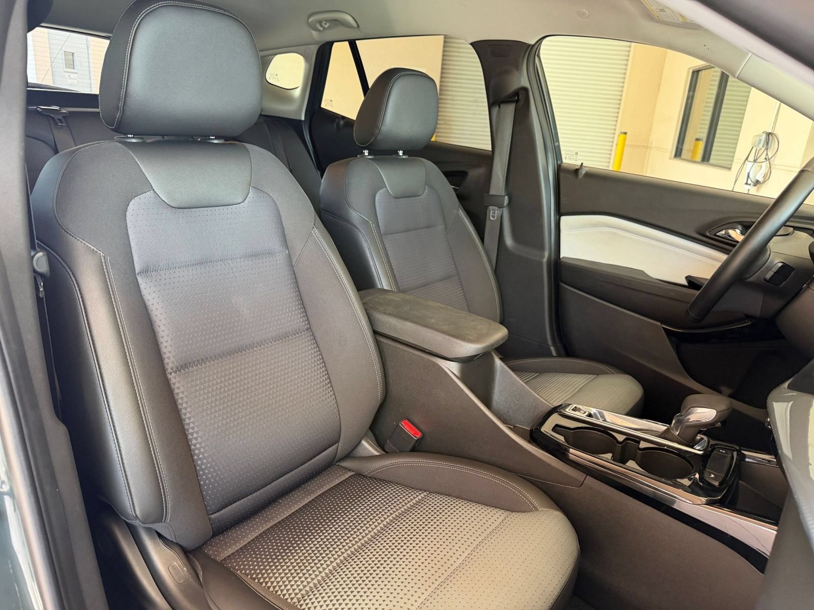 Used 2025 Chevrolet Trax LT w/ LT Convenience Package FWD image 30