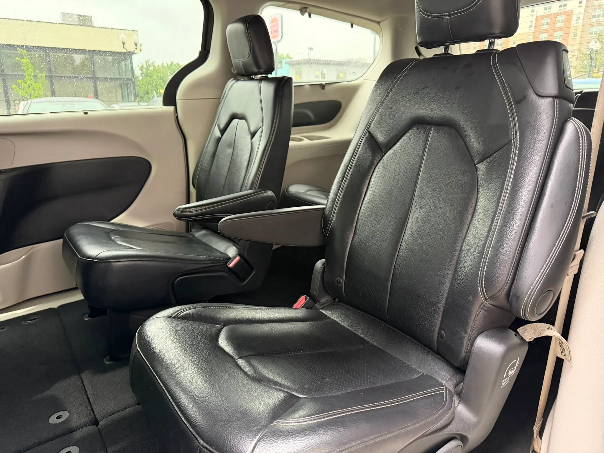 Used 2022 Chrysler Pacifica Touring-L FWD image 8