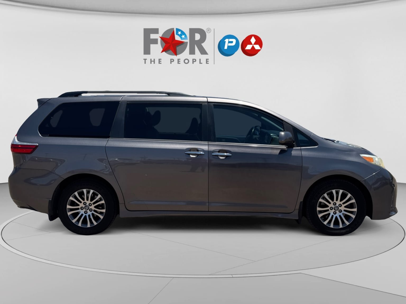 Used 2018 Toyota Sienna XLE w/ XLE Navigation Package FWD image 6