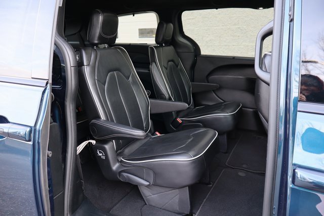 Used 2025 Chrysler Pacifica Limited image 29