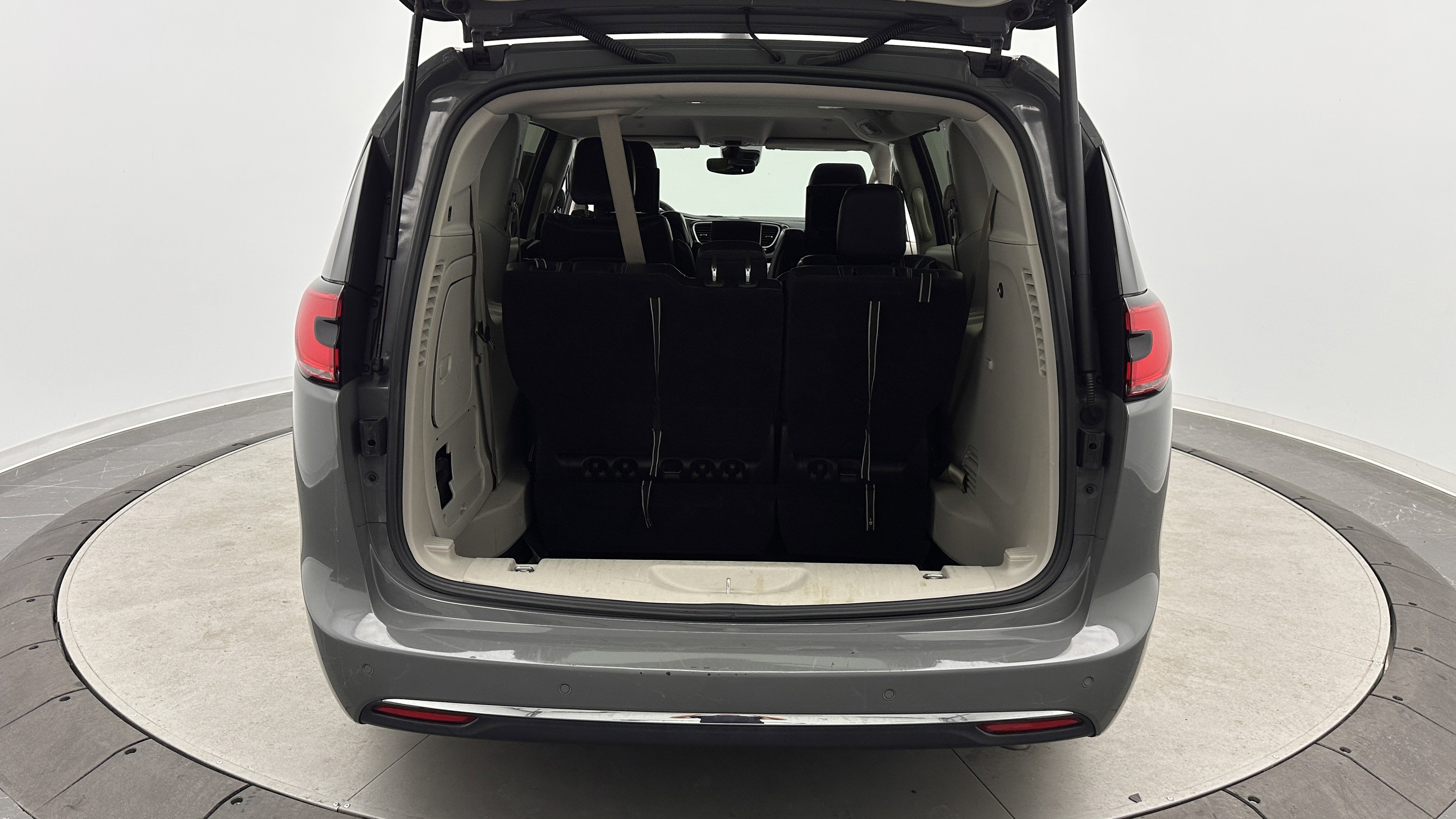 Used 2022 Chrysler Pacifica Touring-L w/ Uconnect Theater Family Group FWD image 33