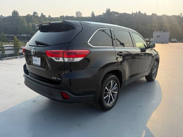 Used 2018 Toyota Highlander XLE AWD/4WD image 3