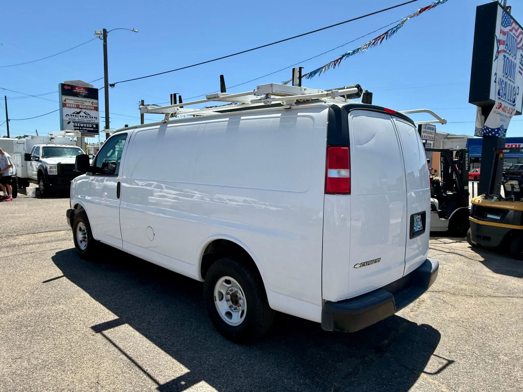 Used 2017 Chevrolet Express 2500 Van 3D image 3