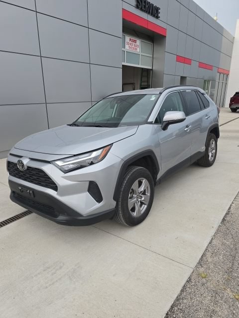 Used 2025 Toyota RAV4 XLE AWD/4WD image 2