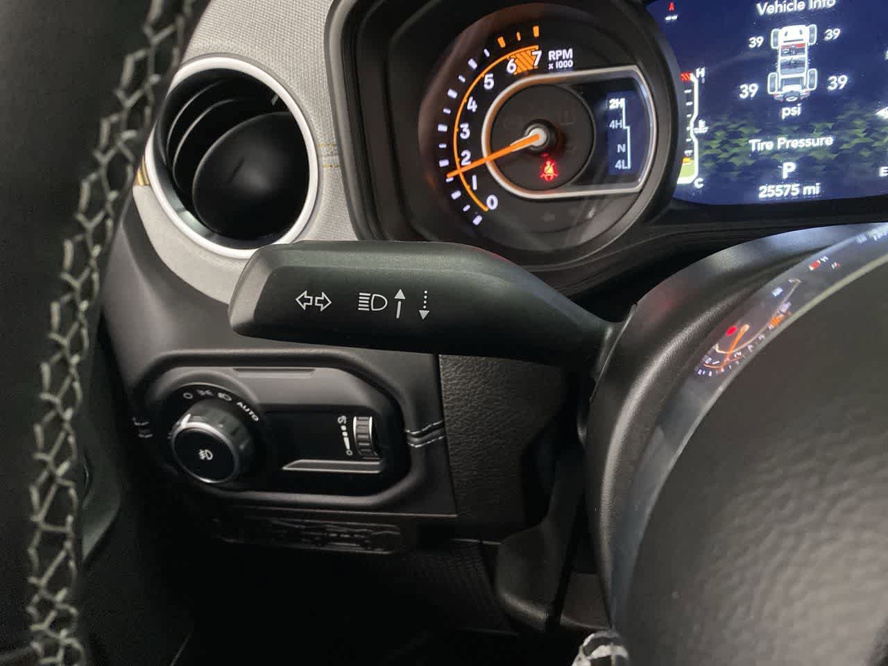 Used 2025 Jeep Wrangler Sahara image 23