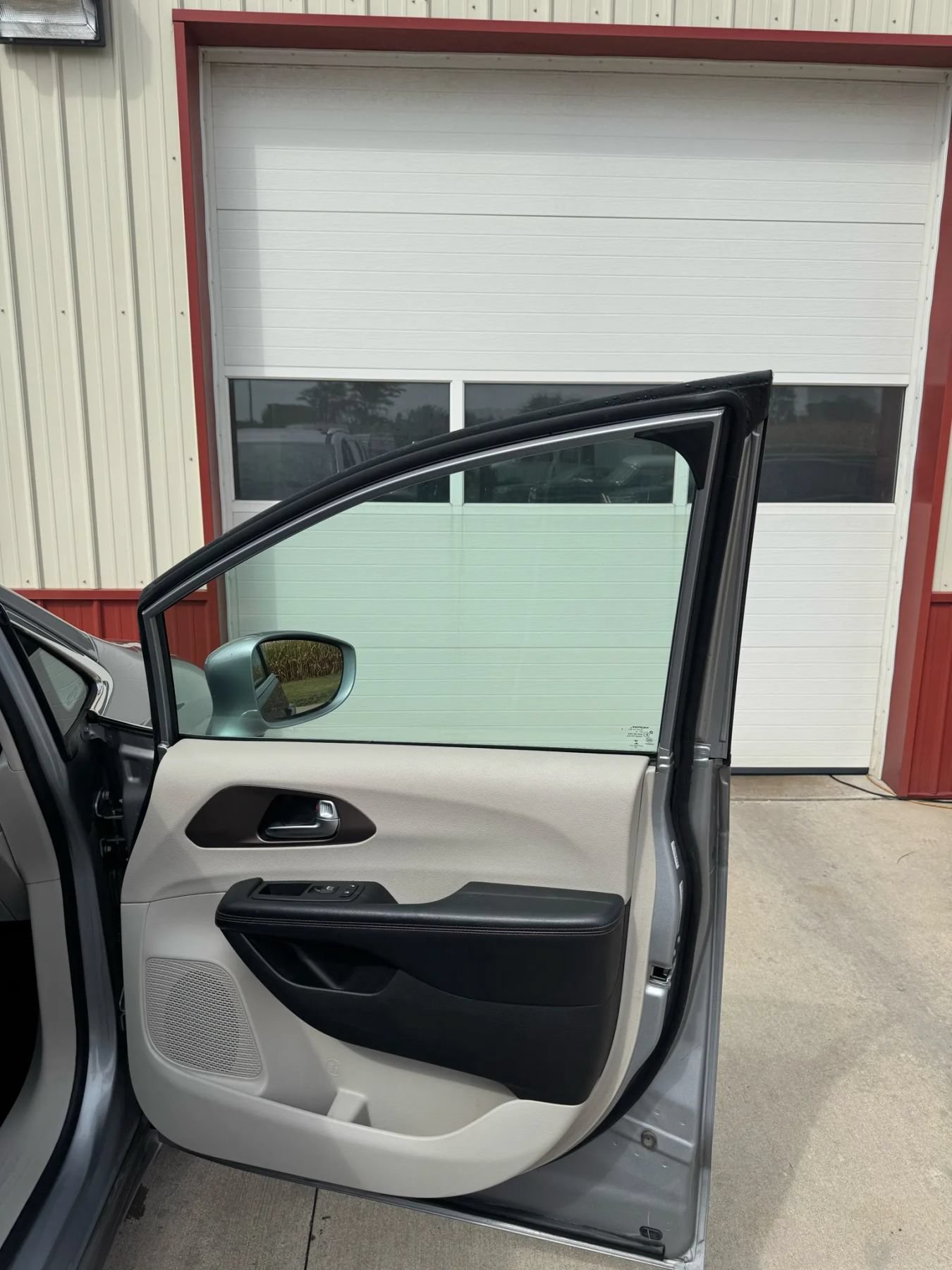 Used 2019 Chrysler Pacifica Touring-L FWD image 21