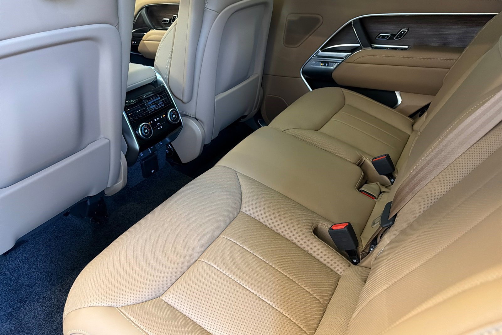 New 2026 Land Rover Range Rover Long Wheelbase SE AWD/4WD image 23