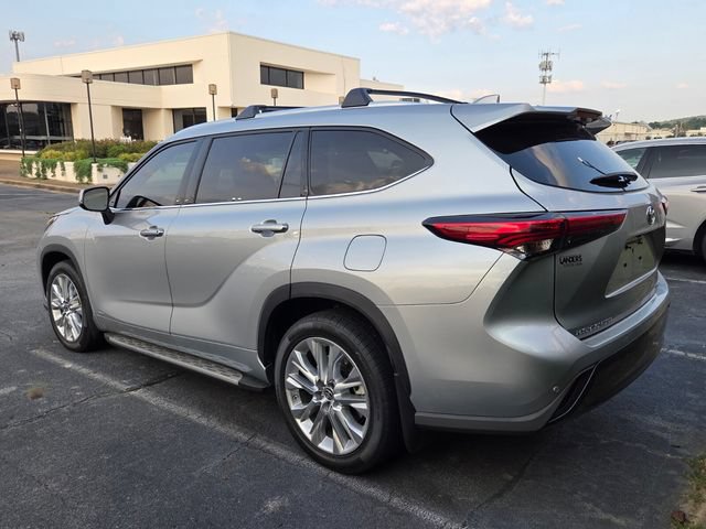 Used 2022 Toyota Highlander Limited AWD/4WD image 3