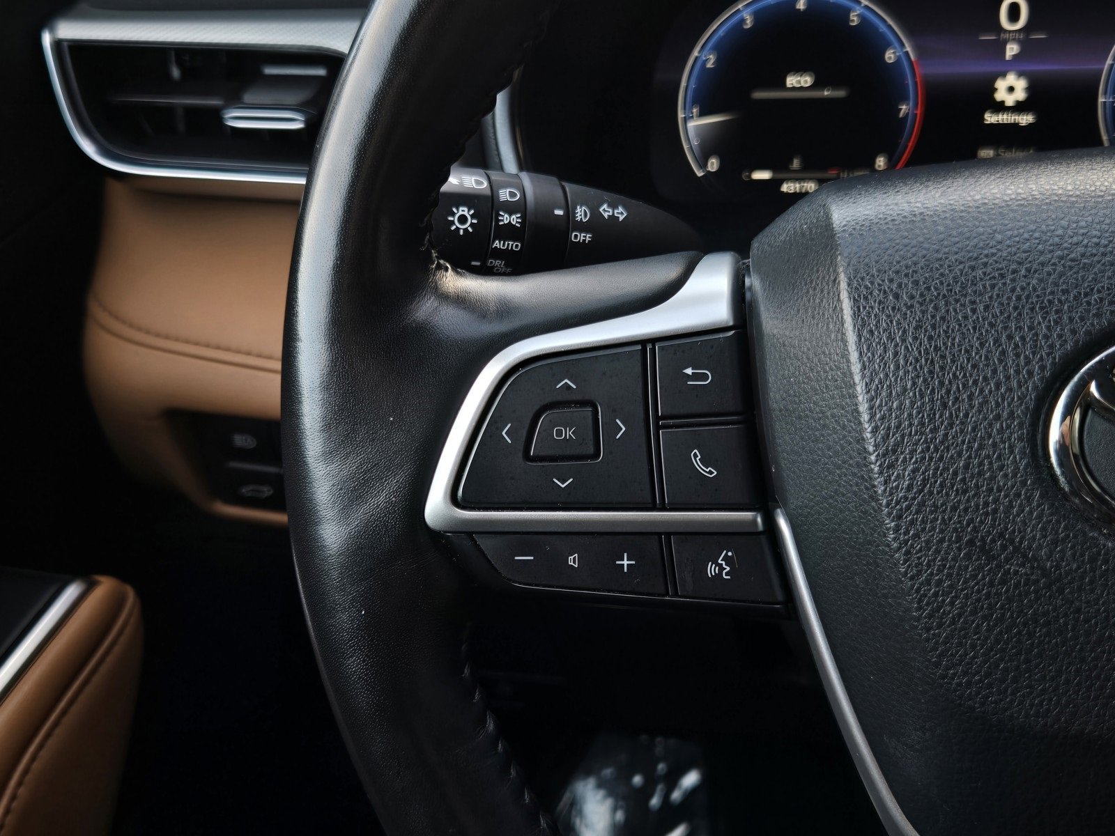 Used 2023 Toyota Highlander Platinum image 25