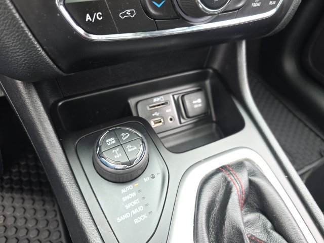 Used 2018 Jeep Cherokee Trailhawk w/ Comfort/Convenience Group AWD/4WD image 22
