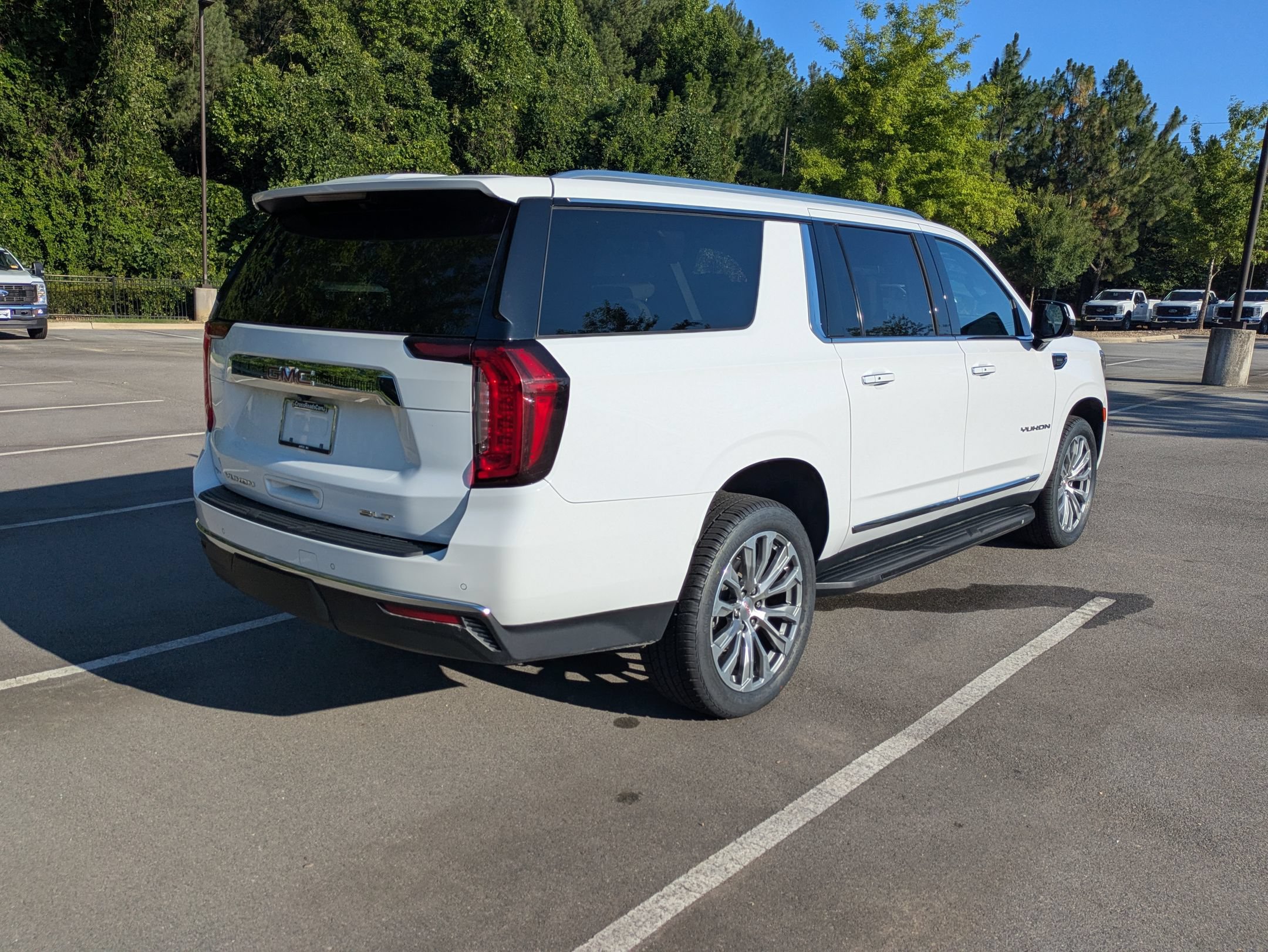 Used 2022 GMC Yukon XL SLT w/ SLT Luxury Package AWD/4WD image 4