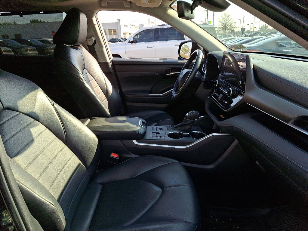 Used 2023 Toyota Highlander XLE image 12