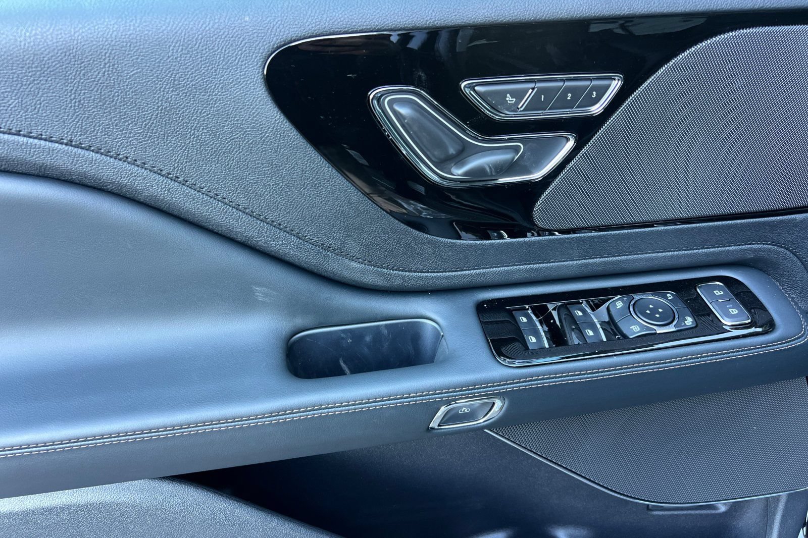 New 2026 Lincoln Aviator AWD w/ Jet Appearance Package image 8