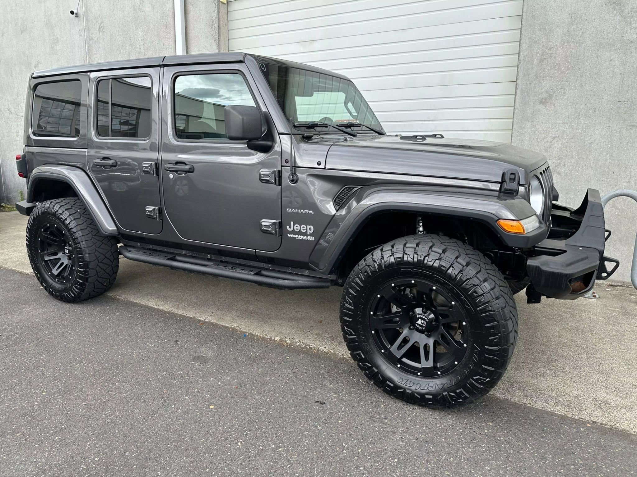 Used 2018 Jeep Wrangler Unlimited Sahara image 3