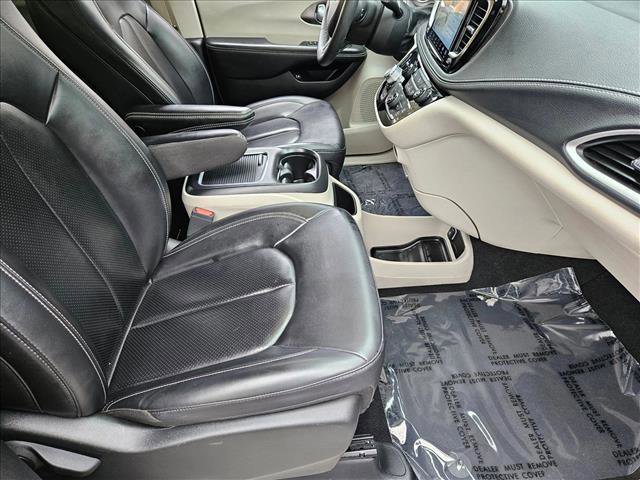 Used 2024 Chrysler Pacifica Select image 21