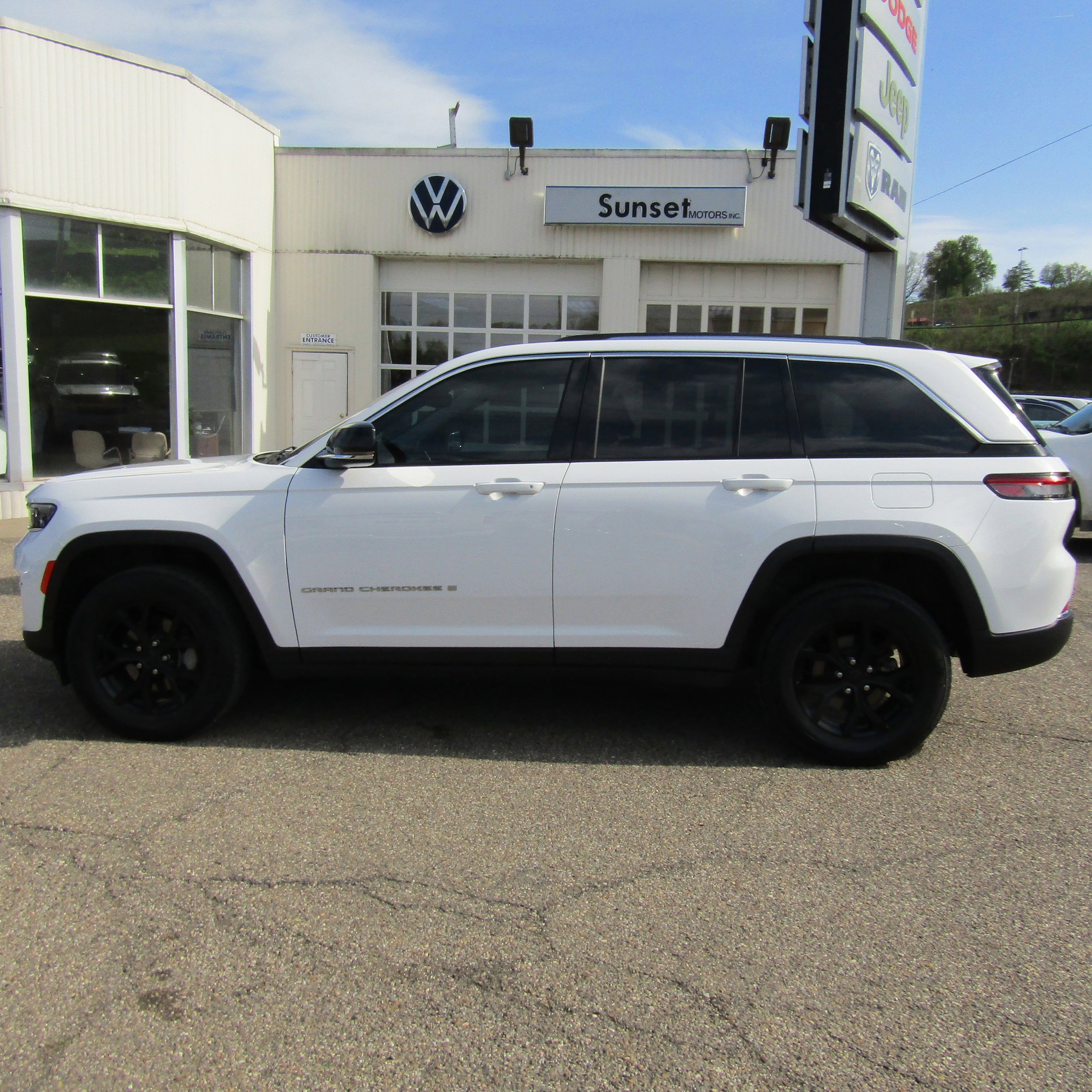 Used 2023 Jeep Grand Cherokee Limited image 1