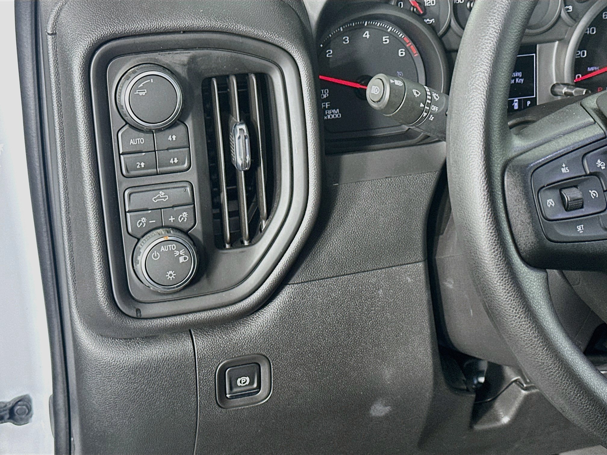 Used 2026 Chevrolet Silverado 1500 Custom Trail Boss w/ Turbomax Blackout Package AWD/4WD image 16