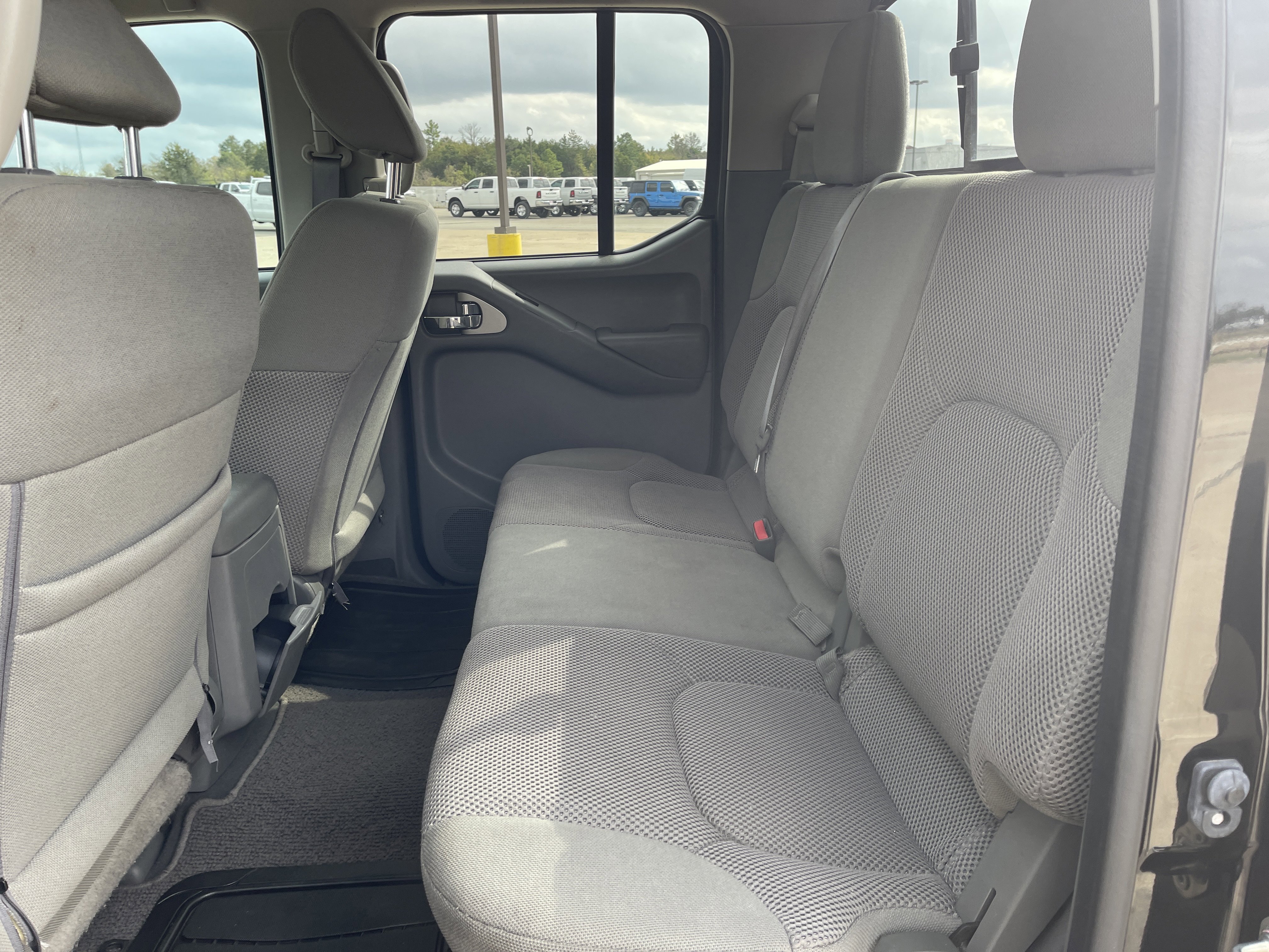 Used 2020 Nissan Frontier SV w/ Midnight Edition Floor Mats image 38